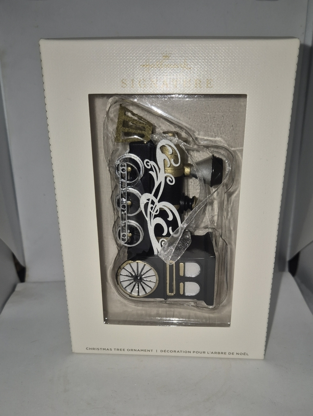 Hallmark Signature Train With Box - Picture 2 of 4